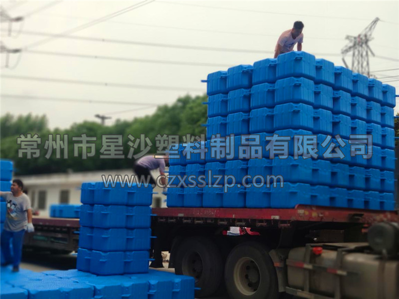 發(fā)往江西南昌的浮筒正在裝車(chē)2