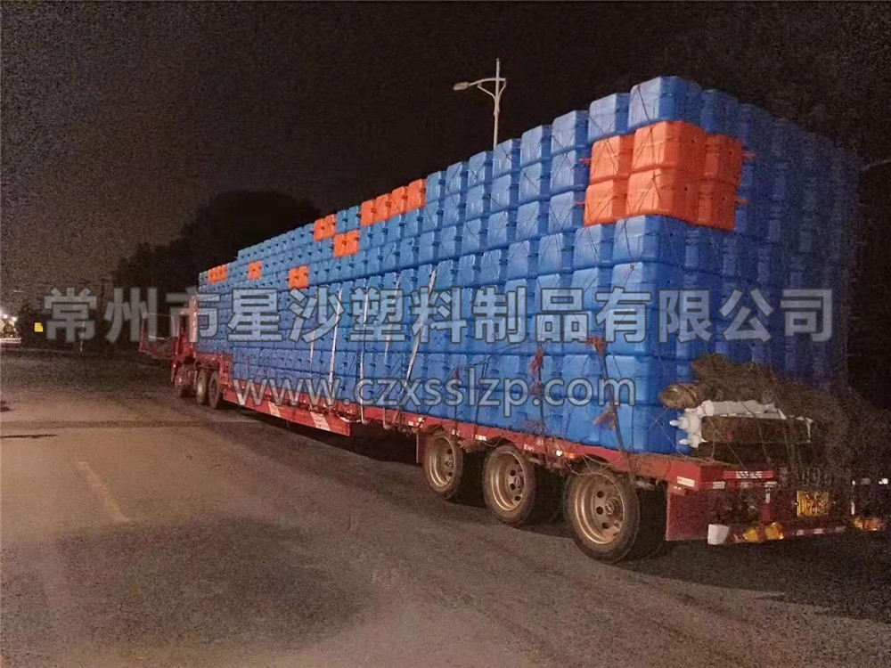夜幕降臨，華燈初上，又一輛水上樂園浮筒裝滿車準(zhǔn)備啟程
