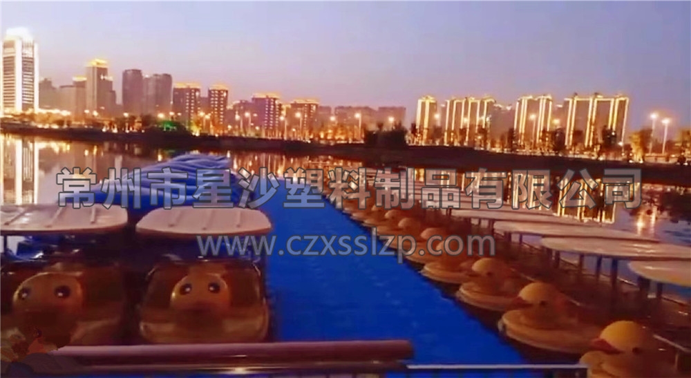 水上樂園浮筒和水上娛樂設(shè)施在夜色燈光的襯托下，藍(lán)紅黃輝映，異常唯美3