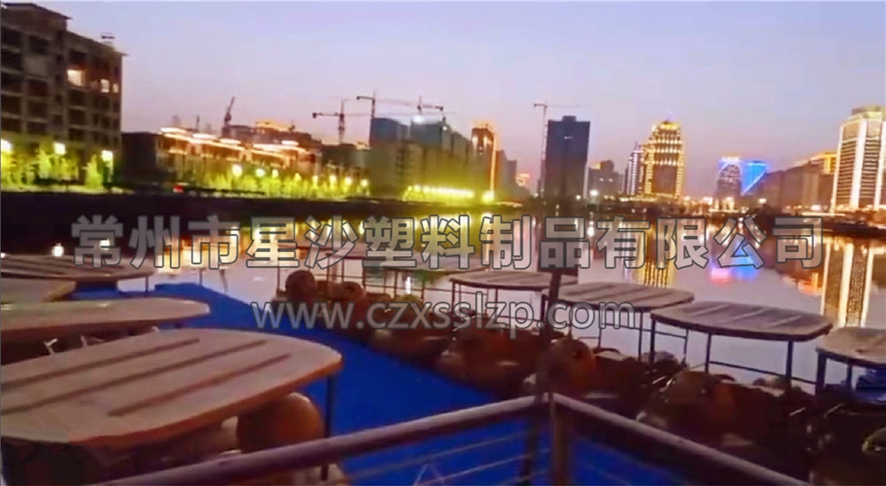 水上樂園浮筒和水上娛樂設(shè)施在夜色燈光的襯托下，藍(lán)紅黃輝映，異常唯美4