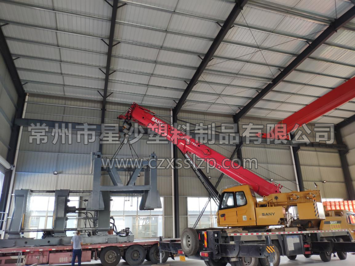 工作人員合作無間，正在進行吹塑機卸車工作。