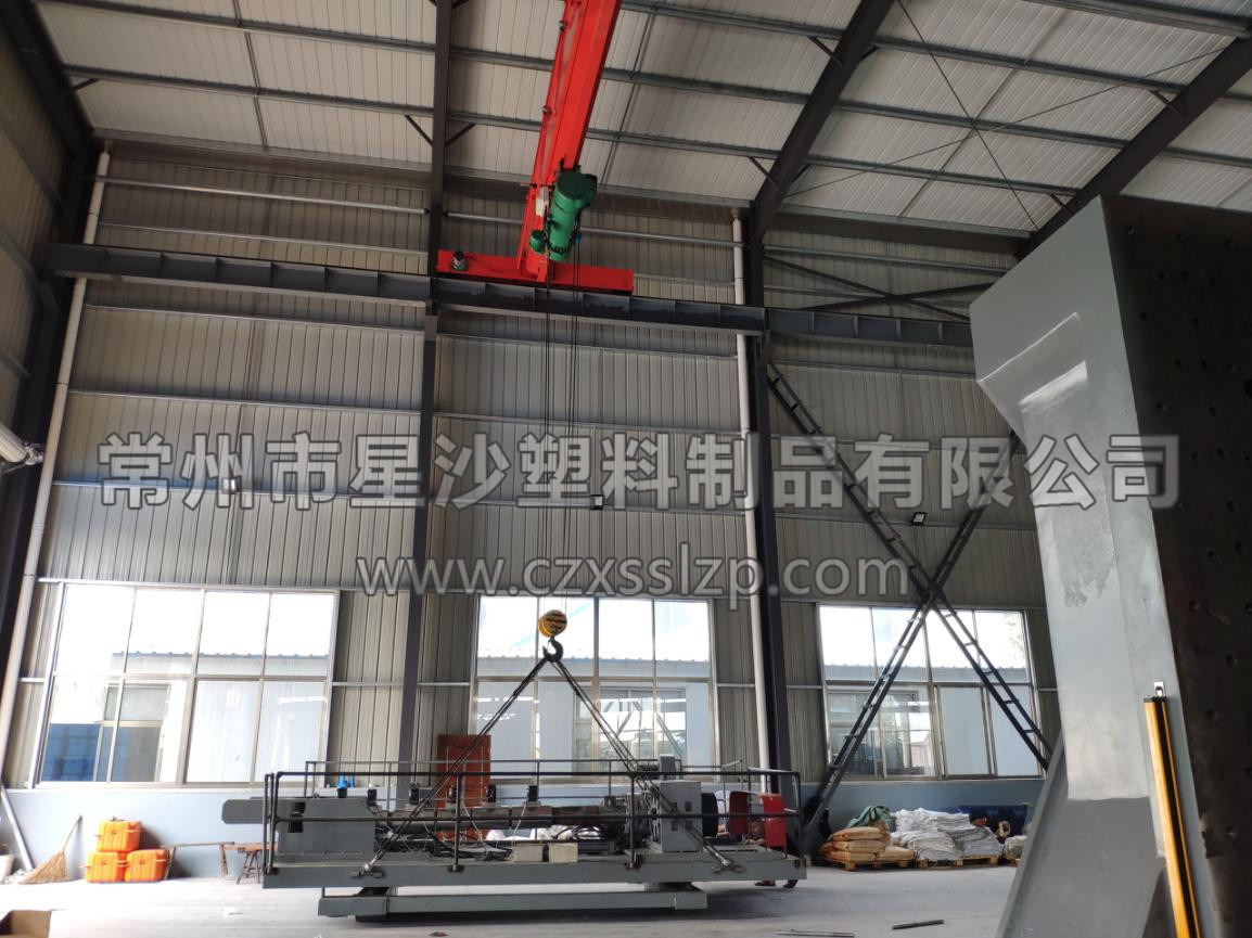 工作人員合作無間，正在進行吹塑機卸車工作5