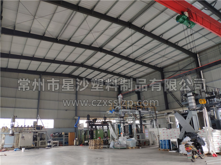 吹塑機(jī)在汽車吊師傅嫻熟的操作下，輕拿輕放，有條不紊的進(jìn)行卸車作業(yè)4